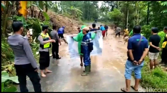 Tanah longsor menerjang sejumlah wilayah di Tasikmalaya