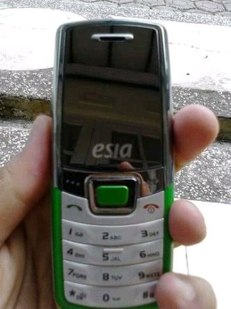 Tebak-tebak Hengpong Jadul, Tahu Semua? Ada banyak ponsel jadul yang terkenal pada eranya. Apakah kamu masih ingat beberapa di antaranya?