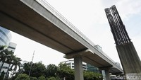 Tiang konstruksi proyek monorel itu tidak terpakai. Terlebih, proyek LRT Jabodebek yang berada di sampingnya membuat konstruksi baru untuk koridor Cawang-Dukuh Atas.