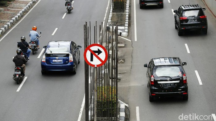 Tiang Monorel di Jalan Rasuna Said Tiang konstruksi proyek monorel yang berada di Jalan HR Rasuna Said, Kuningan, Jakarta Selatan tidak terpakai. Terlebih, proyek LRT Jabodebek yang berada di sampingnya membuat konstruksi baru untuk koridor Cawang-Dukuh Atas.
