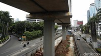 Mangkraknya proyek monorel pada tahun 2004 masih menyisakan tiang pancang di beberapa lokasi. 