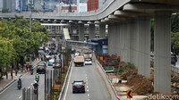 Tiang monorel tersebut masih menjadi hak PT Adhi Karya Tbk. Hal ini berdasarkan keputusan Pengadilan Negeri (PN) Jakarta Selatan pada 2012.