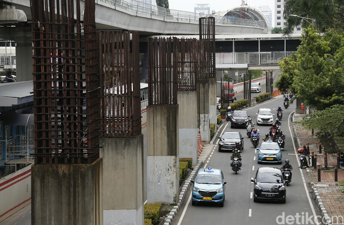 Tiang konstruksi proyek monorel yang berada di Jalan HR Rasuna Said, Kuningan, Jakarta Selatan tidak terpakai. Terlebih, proyek LRT Jabodebek yang berada di sampingnya membuat konstruksi baru untuk koridor Cawang-Dukuh Atas.