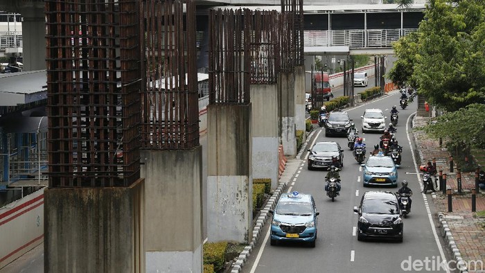 Tiang konstruksi proyek monorel yang berada di Jalan HR Rasuna Said, Kuningan, Jakarta Selatan tidak terpakai. Terlebih, proyek LRT Jabodebek yang berada di sampingnya membuat konstruksi baru untuk koridor Cawang-Dukuh Atas.