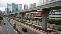 Saat ini di lokasi tersebut juga sedang dibangun jalur LRT Jabodebek. Lokasinya berbeda dengan tiang bekas monorel yang berada lebih ke sisi samping. Tepatnya pada pembatas jalan antara jalur cepat dan jalur lambat kawasan kuningan.