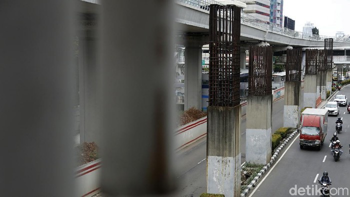 Tiang konstruksi proyek monorel yang berada di Jalan HR Rasuna Said, Kuningan, Jakarta Selatan tidak terpakai. Terlebih, proyek LRT Jabodebek yang berada di sampingnya membuat konstruksi baru untuk koridor Cawang-Dukuh Atas.
