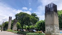 Nyatanya, tiang-tiang tersebut masih berdiri hingga saat ini. Terbaru, Gubernur DKI Jakarta Pramono Anung mewacanakan kembali pembenahan tiang pancang monorel. Ia mengaku akan menyurati Adhi Karya untuk membongkar tiang tersebut. Menurutnya, kehadiran tiang tersebut mengganggu estetika tata kota Jakarta. Ia pun menggelar rapat dengan jajarannya terkait hal tersebut, dan menghasilkan rencana pembongkaran tiang monorel yang kini menjadi milik Adhi Karya. Foto: Vadhia Lidyana/detikcom
