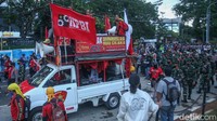 Sebelumnya massa buruh dari berbagai elemen mengadakan aksi tolak Omnibuslaw di Patung Kuda.