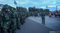 Pasukan TNI pun digerakkan untuk memandu massa agar segera meninggalkan kawasan Patung Kuda.