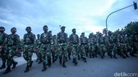 Mereka membentuk barikade untuk membubarkan massa.