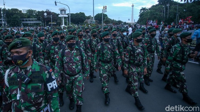 TNI Bubarkan Aksi Damai Buruh di Patung Kuda Pasukan TNI bantu menggerakkan massa buruh untuk bergegas membubarkan diri di kawasan Patung Kuda. Aksi buruh tersebut berjalan damai.