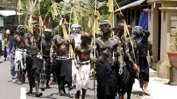 Dalam ritual dua tahunan ini, peserta mengecat tubuh mereka dengan cat warna-warni dan parade mengelilingi kampung. Dalam ritual dua tahunan ini, peserta mengecat tubuh mereka dengan cat warna-warni dan parade mengelilingi kampung.