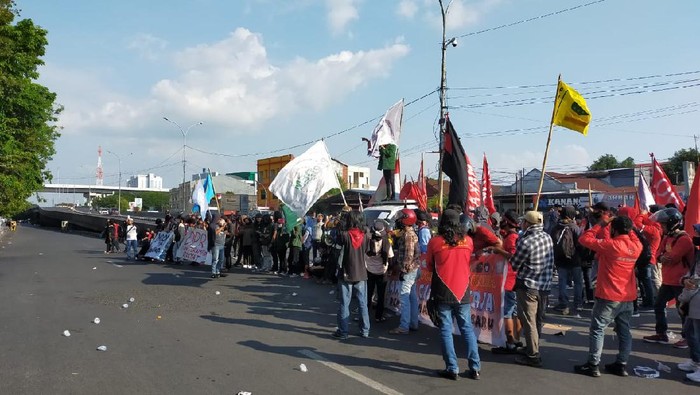 Unjuk rasa tolak demo Omnibus Law di Makassar (Ibnu Munsir-detikcom).