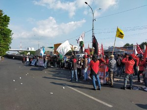 Video: Massa Demo Tolak Omnibus Law di Makassar Tutup Jalan Protokol