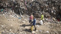 Di wilayah Dandora, Mohamed Nassur (17) bersama anak-anak lainnya, mengobrak-abrik TPA terbesar di Kenya, mencari besi tua untuk dijual.  