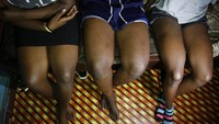 Gadis-gadis itu mengatakan risiko terinfeksi virus Corona atau HIV tidak terlalu membebani mereka di saat kelangsungan hidup adalah yang terpenting.  