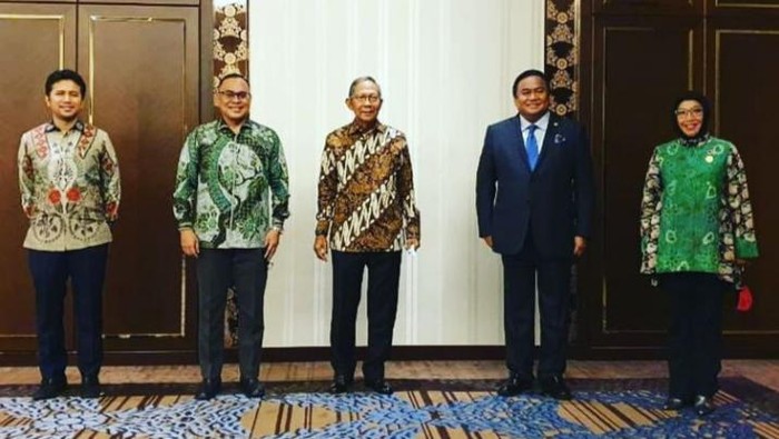 Wakil Gubernur Jawa Timur Emil Elestianto Dardak berkesempatan bertemu dengan Perdana Menteri Jepang, Yoshihide Suga. Emil diketahui sempat mengenyam pendidikan S3 di Jepang.