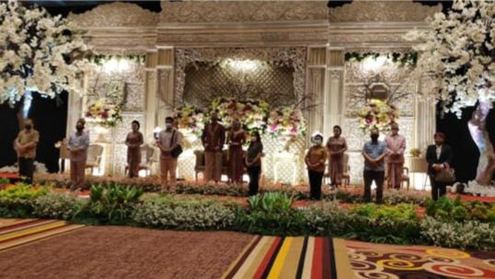 Wakil Gubernur DKI Jakarta Ahmad Riza Patria melihat simulasi resepsi pernikahan dengan protokol kesehatan.