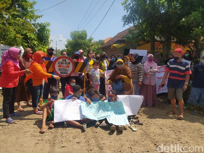 Ratusan warga Desa Sidodadi, Kecamatan Candi memblokir jalan desa. Mereka menuntut pengurukan untuk pembangunan Perumahan Mutiara City dihentikan.