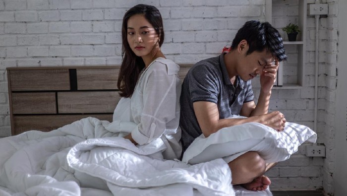 1180800061 Lovers, they have problems with quarrel. They are in bed. they dont talk.Bored of life after marriage