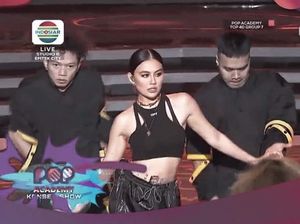 Gaya Seksi Agnez Mo Pakai Anting Bhinneka Tunggal Ika