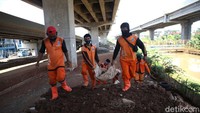 Sejumlah petugas PPSU tengah menyelesaikan pembangunan trek sepeda di kolong Tol Becakayu, Jakarta, Jumat (23/10/2020).