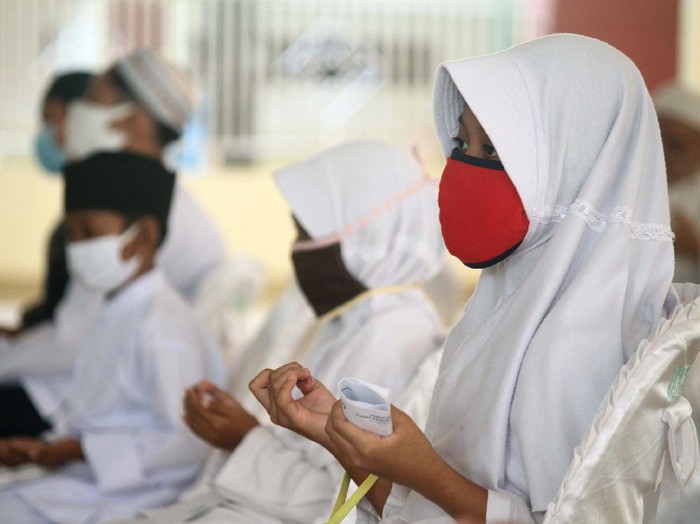 Anak-anak Keluarga Terdampak COVID-19 Terima Santunan Bantuan sosial diberikan kepada anak-anak yatim yang terdampak COVID-19 di Kemayoran, Jakarta. Ada 123 anak yang mendapat bantuan sosial.
