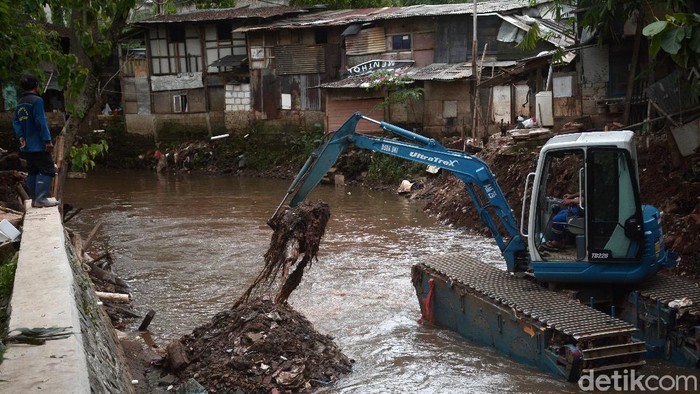 Antisipasi Banjir Kali Krukut Dikeruk Alat berat mengangkut tumpukan lumpur di Kali Krukut Jalan Margasatwa Jakarta Selatan, Jumat (23/10) karena mengalami pendangkalan. Suku Dinas Air Pemerintah Provinsi DKI Jakarta terus melakukan pembersihan sungai dan kali dalam upaya mengantisipasi banjir disaat musim penghujan datang