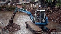Pendangkalan kali dan sungai menjadi salah satu faktor penyebab tingginya permukan sungai yang mengakibatkan volume air meningkat.  