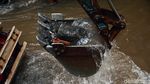 Antisipasi Banjir, Kali Krukut Dikeruk