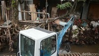Sebanyak dua unit alat berat diturunkan untuk membersihkan lumpur dan sampah yang ada di Kali Krukut.   