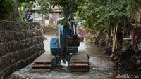 Suku Dinas Air Pemerintah Provinsi DKI Jakarta terus melakukan pembersihan sungai dan kali dalam upaya mengantisipasi banjir disaat musim penghujan datang.  