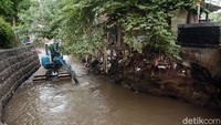 Kali Krukut menjadi salah satu anak sungai yang ada di Jakarta dan menjadi penyumbang air yang datang dari hulu ketika hujan datang.  