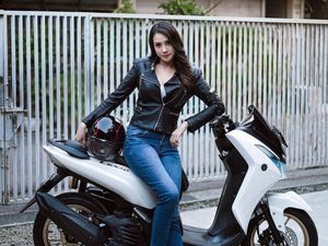 Anya Geraldine Pamer SIM, Netizen Soroti Namanya Beda
