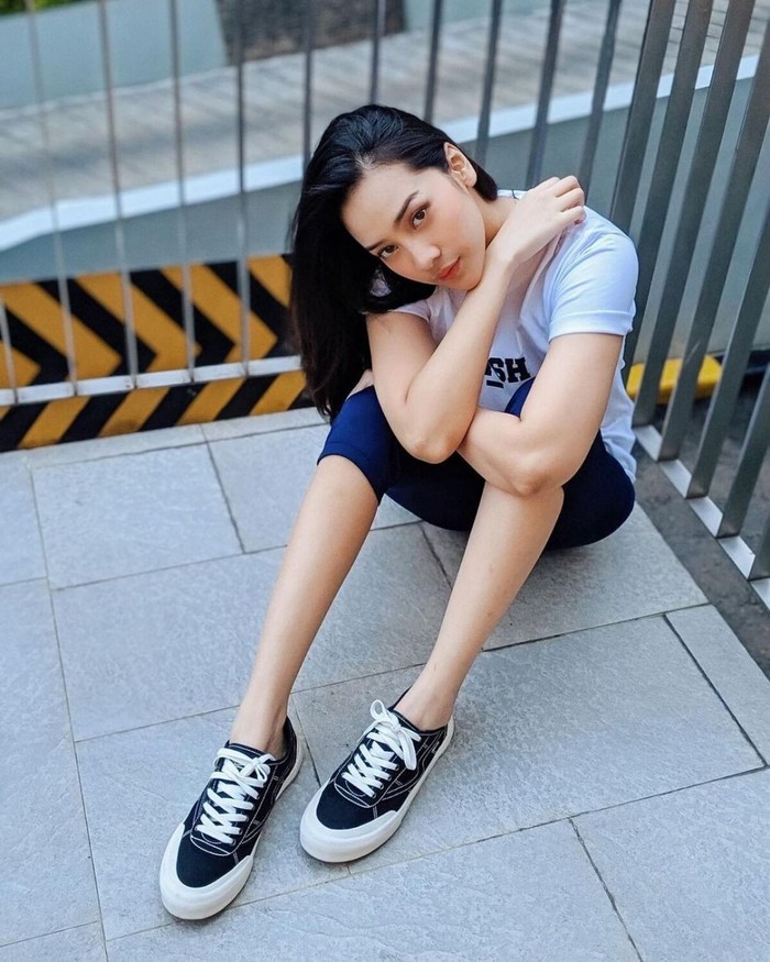 Potret Anya Geraldine dengan Gaya Boyish Style, Tetap Memikat