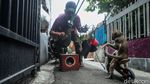 Ironi Topeng Monyet, Masih Beraksi Meski Dilarang di DKI