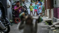 Namun, bagi para aktivis hewan, atraksi topeng monyet dapat dinilai sebagai upaya untuk mengeksploitasi makhluk hidup.