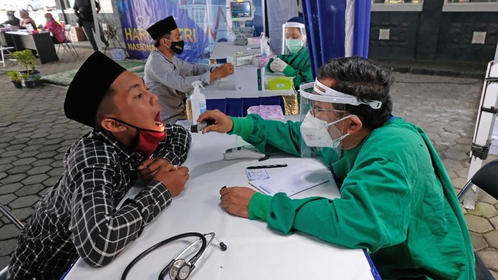 BAKTI SOSIAL HARI SANTRI NASIONAL Sejumlah santri antre mendapatkan pelayanan saat bakti sosial pengobatan gratis menyambut Hari Santri Nasional 2020 di kompleks RSU Syubbanul Wathon Tegalrejo, Magelang, Jateng, Kamis (22/10). Pengobatan gratis yang diadakan oleh RSU Syubhannol Wathon bekerja sama dengan Asrama Perguruan Islam (API) tersebut sebagai bentuk kepedulian terhadap kesehatan santri sekaligus mengedukasi santri agar dapat melakukan pola hidup sehat. ANTARA FOTO/Anis Efizudin/foc.