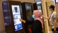 Bioskop yang sebelumnya ditutup dan dilarang beroperasi akhirnya dibuka, dengan catatan menerapkan protokol kesehatan yang ketat.  