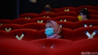 Selain itu, di dalam bioskop pengunjung yang datang dilarang untuk lalu lalang ataupun berpindah tempat duduk.   