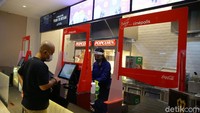Pengunjung juga tidak diperbolehkan makan dan minum selama menonton film.  