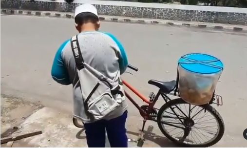 Inspiratif! Bocah 14 Tahun Jualan Kue Keliling hingga Malam Demi Keluarga