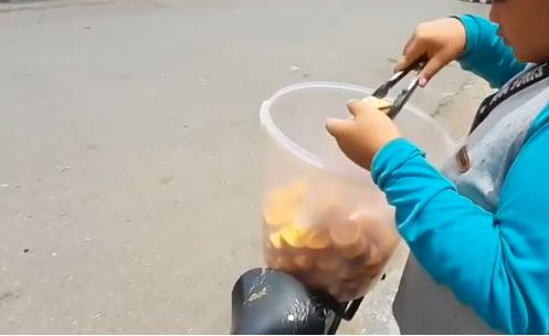 Inspiratif! Bocah 14 Tahun Jualan Kue Keliling hingga Malam Demi Keluarga