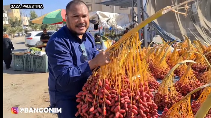 Pria Indonesia Borong Kurma di Palestina untuk  Dibagikan 