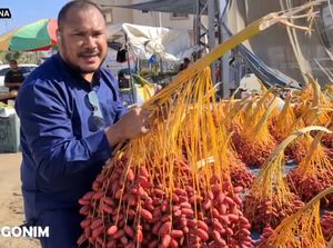 Pria Indonesia Borong Kurma di Palestina untuk Dibagikan ke Anak-anak