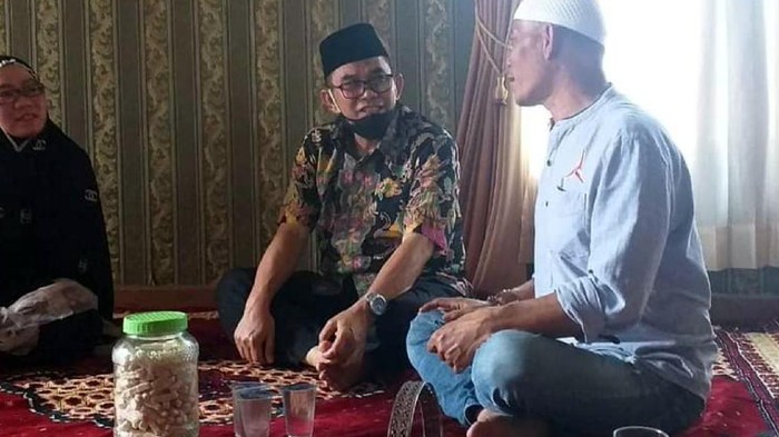 Cabup Adjo (peci hitam) bertemu dengan warga di masa kampanye Pilbup Sukabumi.