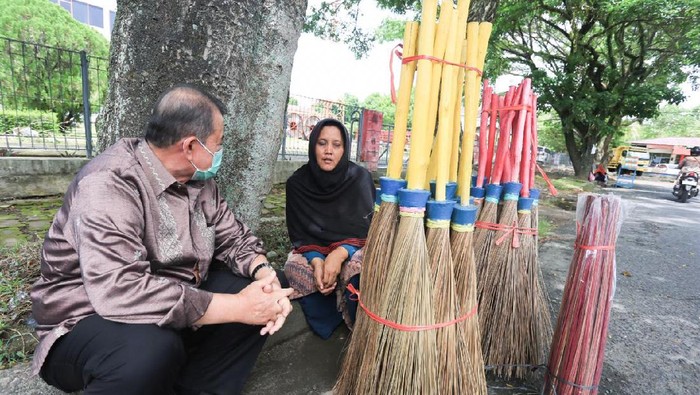 Cagub Sumbar Nasrul Abit saat bertemu penjual sapu. (Foto: dok Istimewa)