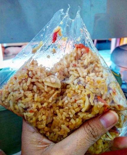 cara makan nyeleneh; makan mie di ember, makan mie langsung di bungkusnya, nasi goreng di plastik