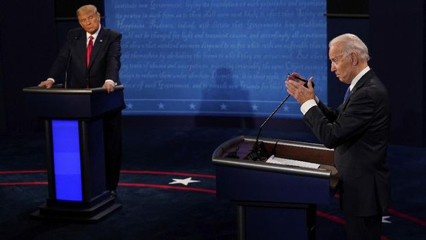 Former Vice President of Democratic presidential candidate Joe Biden answers a question as President Donald Trump listens during the second and final presidential debate on Thursday, Oct. 22, 2020, at Belmont University in Nashville, Tennessee (AP Photo / Morry Gash, Pool).