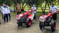 Bantuan dalam bentuk sarana produksi pertanian, pelatihan, dan pendampingan sesuai identifikasi kebutuhan masing-masing kelompok tani pun digalakkan di Pekanbaru, Riau, Selain itu juga pelatihan pemasaran produk dilakukan secara digital. Foto: dok. Unri